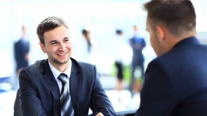 Kalau kamu ingin terlihat lebih rapi, kenakan jas atau blazer bisa menjadi tips berpakaian yang apik saat interview.