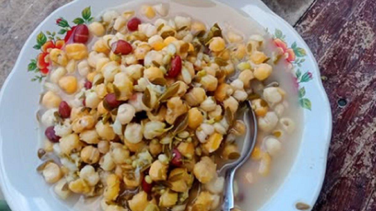 Inilah cara mudah membuat Jagung Bose, makanan khas Kupang, NTT, kuncinya adalah pemberian santan dan garam, aduk sampai matang dan kental