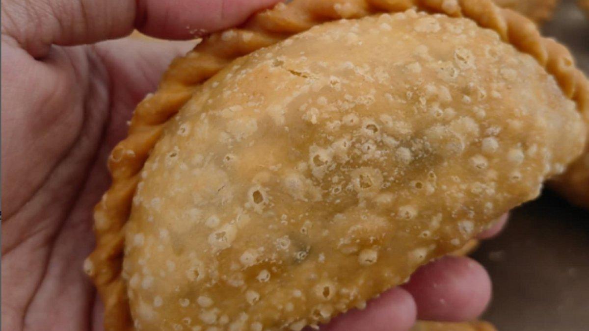 Inilah cara mudah membuat Jalangkote, kue khas Makassar, Sulawesi Selatan, kuncinya goreng dalam api sedang, Isi kulit dengan secukupnya, jangan terlalu penuh