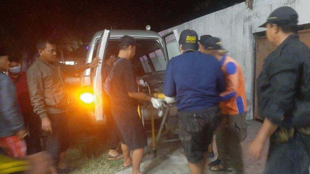 Jasad Sulastri saat dievakuasi ke mobil ambulance untuk dievakuasi ke RSU Abdoer Rachem Situbondo.