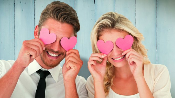 Salah satu hal terpenting membuat doi jatuh cinta adalah dengan melakukan kontak mata dengannya.