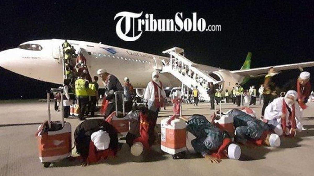 Jemaah haji Kloter pertama Embarkasi Solo melakukan sujud syukur di Bandara Adi Sumarmo, Rabu (5/7/2023). Ilustrasi jemaah haji yang pulang ke Indonesia.