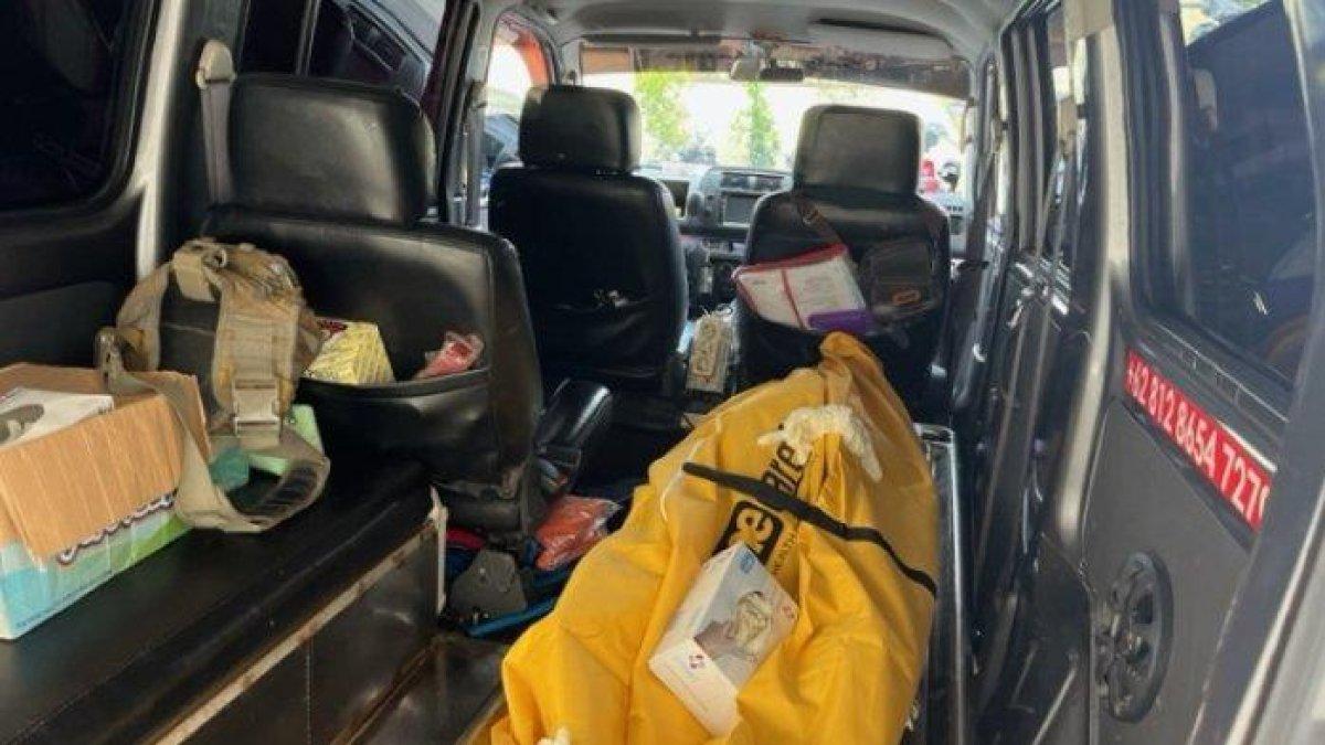 Jenazah pedagang di kampus UI saat dibawa menggunakan ambulans.