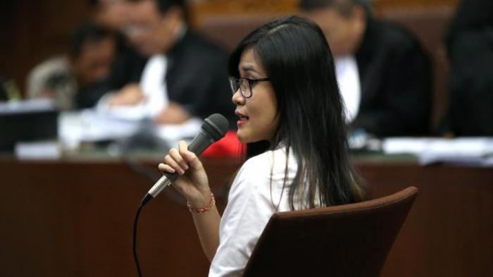Terdakwa Jessica Kumala Wongso menjalani sidang dengan agenda pemeriksaan terdakwa di Pengadilan Negeri Jakarta Pusat, Rabu (28/9/2016). Ia menjadi terdakwa terkait dugaan kasus pembunuhan Wayan Mirna Salihin. (KOMPAS IMAGES/KRISTIANTO PURNOMO)