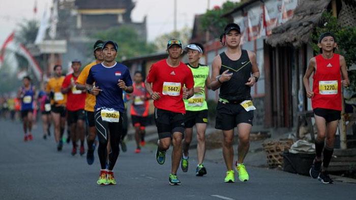 Peserta mengikuti lomba lari internasional Maybank Bali Marathon (MBM) 2016 di Gianyar, Bali, Minggu (28/8/2016). MBM 2016 memperlombakan kategori full-marathon (42,197 km), half-marathon (21,0975 km), 10K, dan lomba lari anak (children sprint) dengan total hadiah lebih dari Rp 2 miliar bagi 88 orang pemenang.