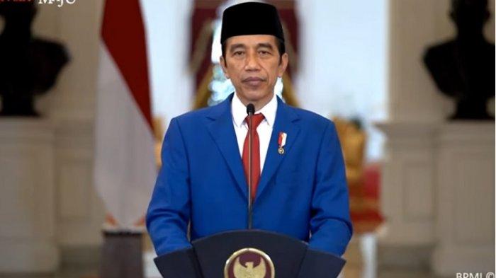 Sebelum terjun ke dunia politik, Joko Widodo merupakan pengusaha sukses di bidang kayu.