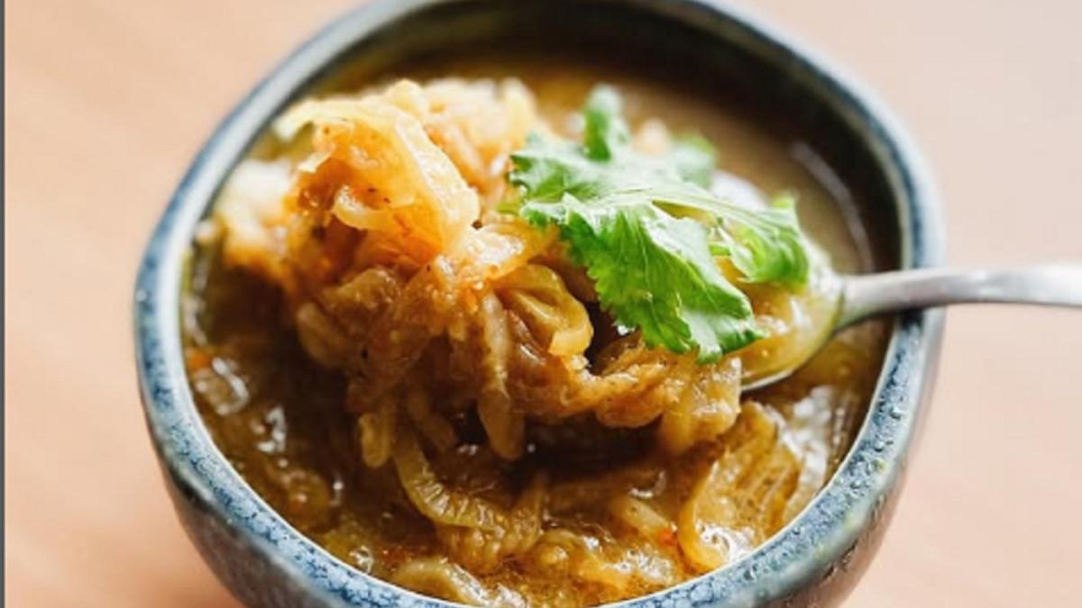 Inilah cara mudah membuat Jukut Ares, makanan khas Bali, kuncinya gunakan batang pisang muda agar teksturnya lembut dan menyerap bumbu dengan sempurna