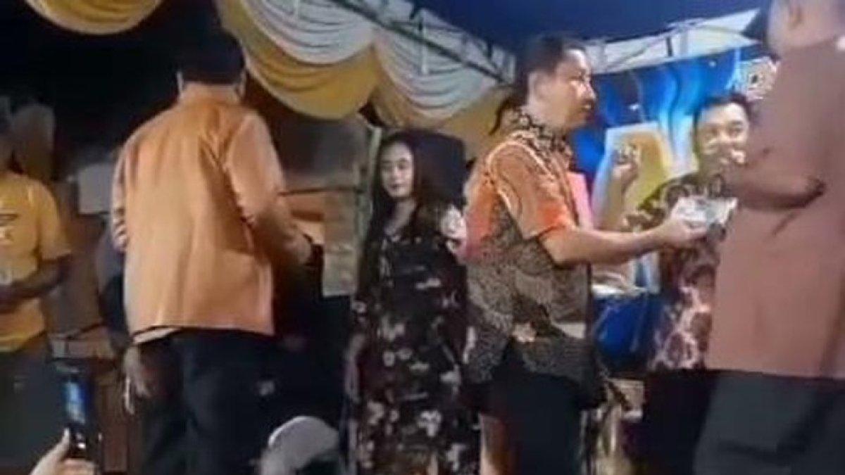 Kades di Sidoarjo gelar dangdutan dan Sawer Biduan untuk peringati satu tahun menjabat.