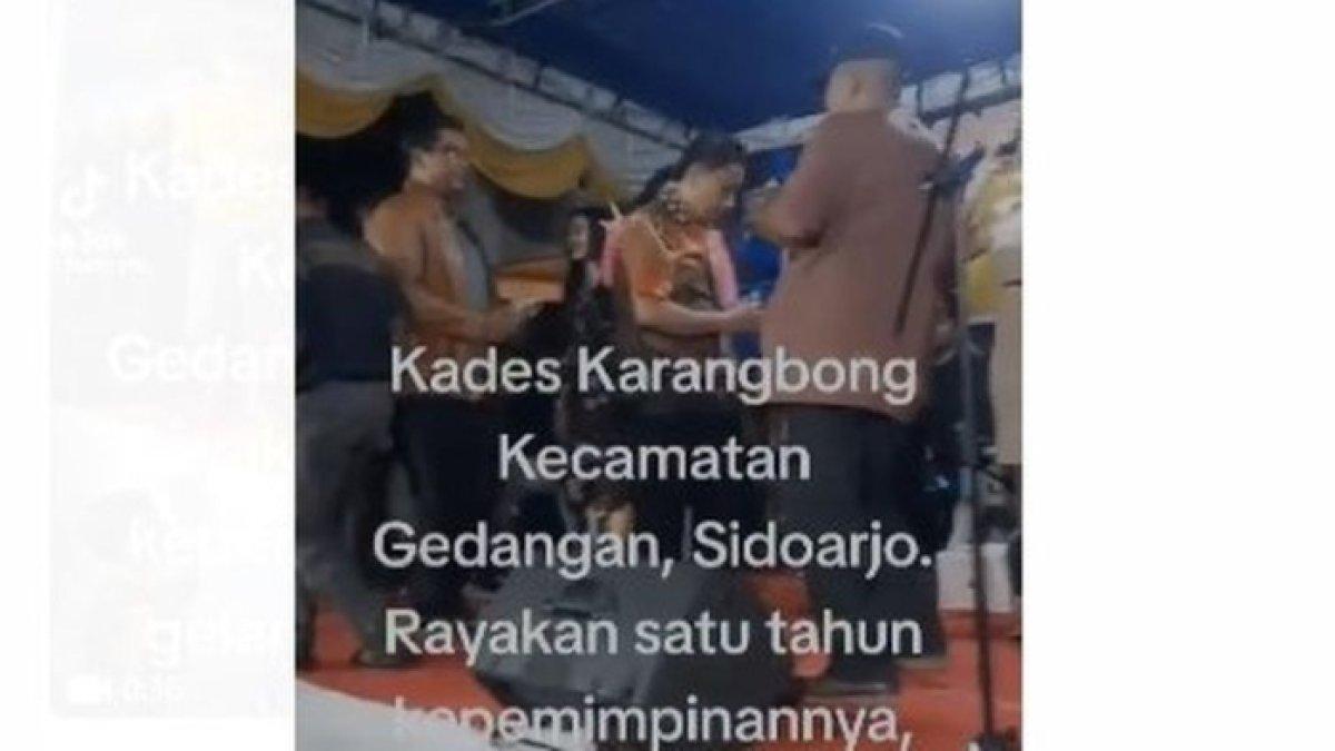 Kades di Sidoarjo gelar orgen tunggal dan Sawer Biduan untuk peringati satu tahun menjabat.