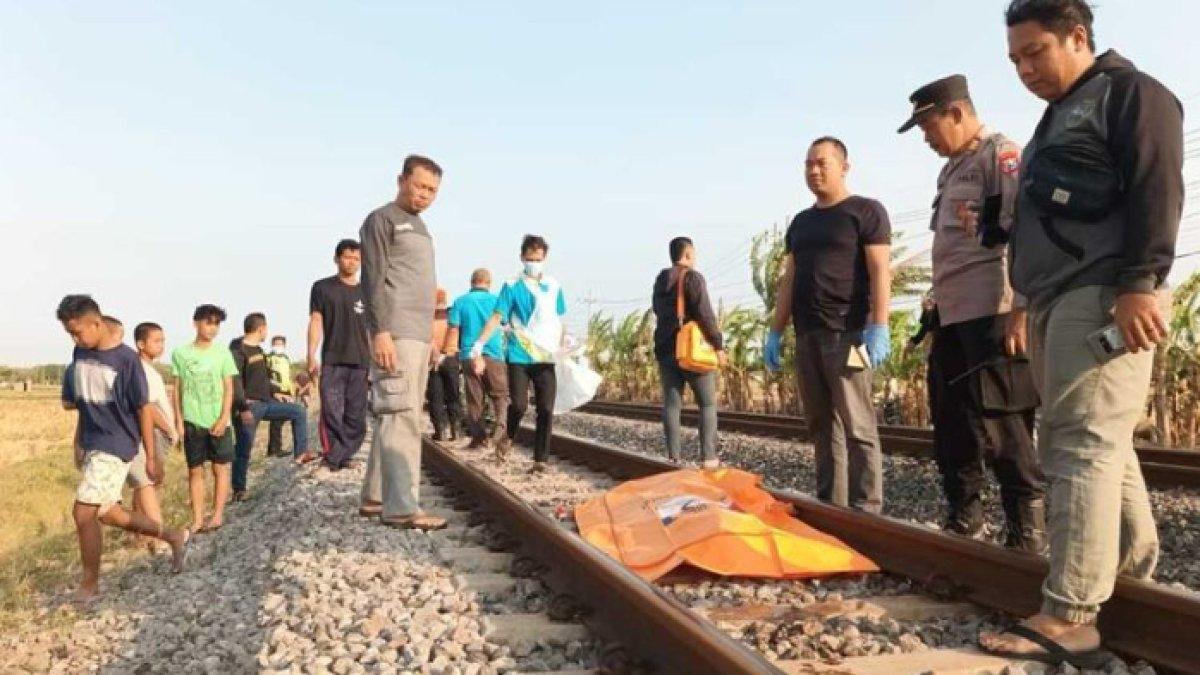 Kakek di Ngawi, Jawa Timur nekat tabrakkan diri ke kereta yang melintas.
