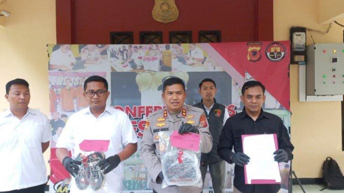 Kapolres Sukabumi, AKBP Maruly Pardede saat memperlihatkan barang bukti saat konferensi pers kasus meninggalnya siswa saat MPLS SMPN 1 Ciambar, polisi menetapkan kepala sekolah SMPN 1 Ciambar sebagai tersangka.