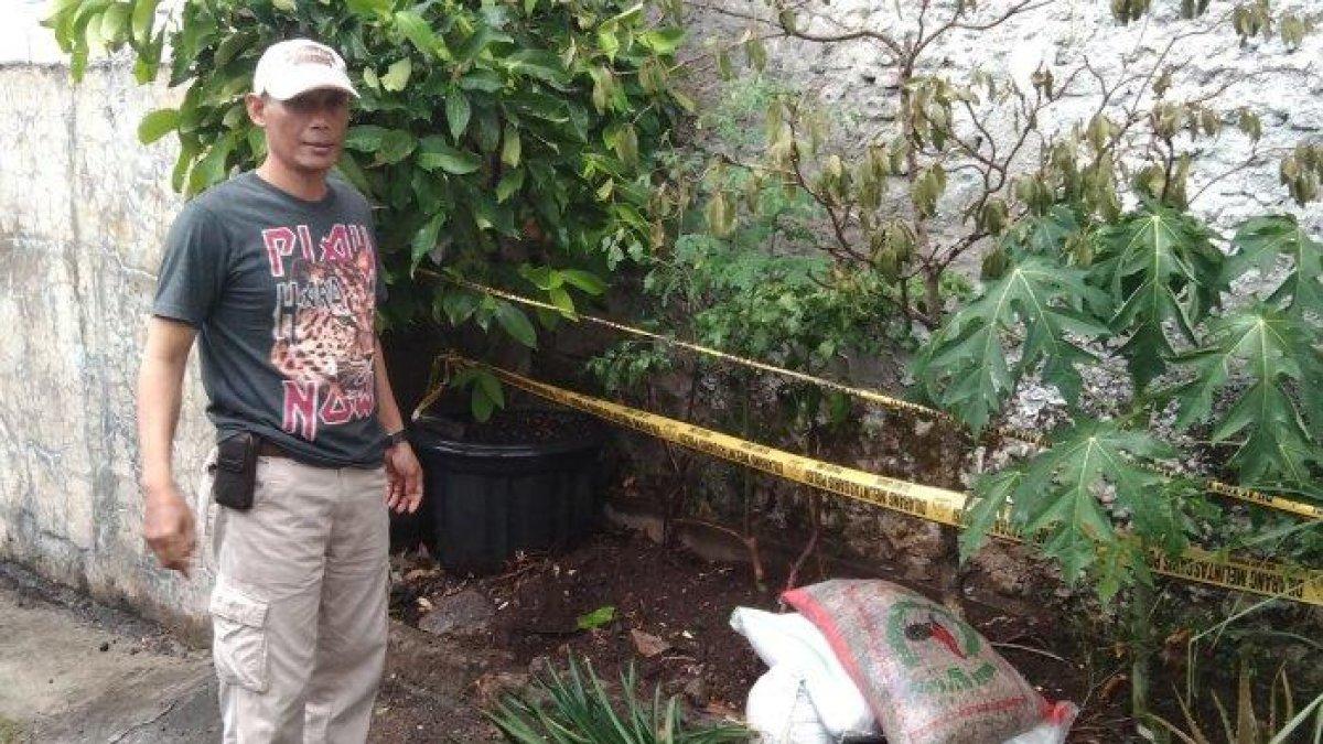 Kapolsek Banyumanik,AKP Ali Santoso mengecek lokasi ditemukan bayi laki-laki yang ditemukan tidak bernyawa di belakang taman sekolah wilayah Banyumanik Semarang, Minggu (25/6/2023)