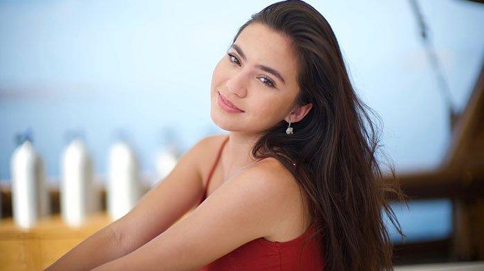 Inilah profil dan akun medsos Karen Nijsen model cantik kerap adakan acara sosial untuk membantu pendidikan anak-anak Indonesia