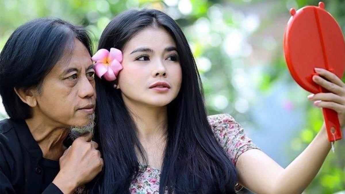 PENGHASILAN JUALAN TAKJIL - Karina Ranau istri Epy Kusnandar jualan takjil selama ramadan.