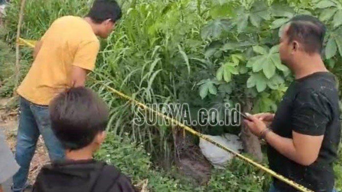 Karung warna putih berisi jasad manusia