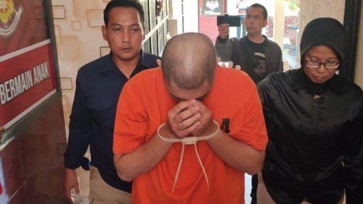Kasat Reskrim Polresta Cirebon Kompol Anton bersama jajaran menunjukkan pelaku dan barang bukti kasus pemuda perkosa anak 11 tahun yang kenal di MICHAT, hingga trauma, Selasa (18/7/2023)