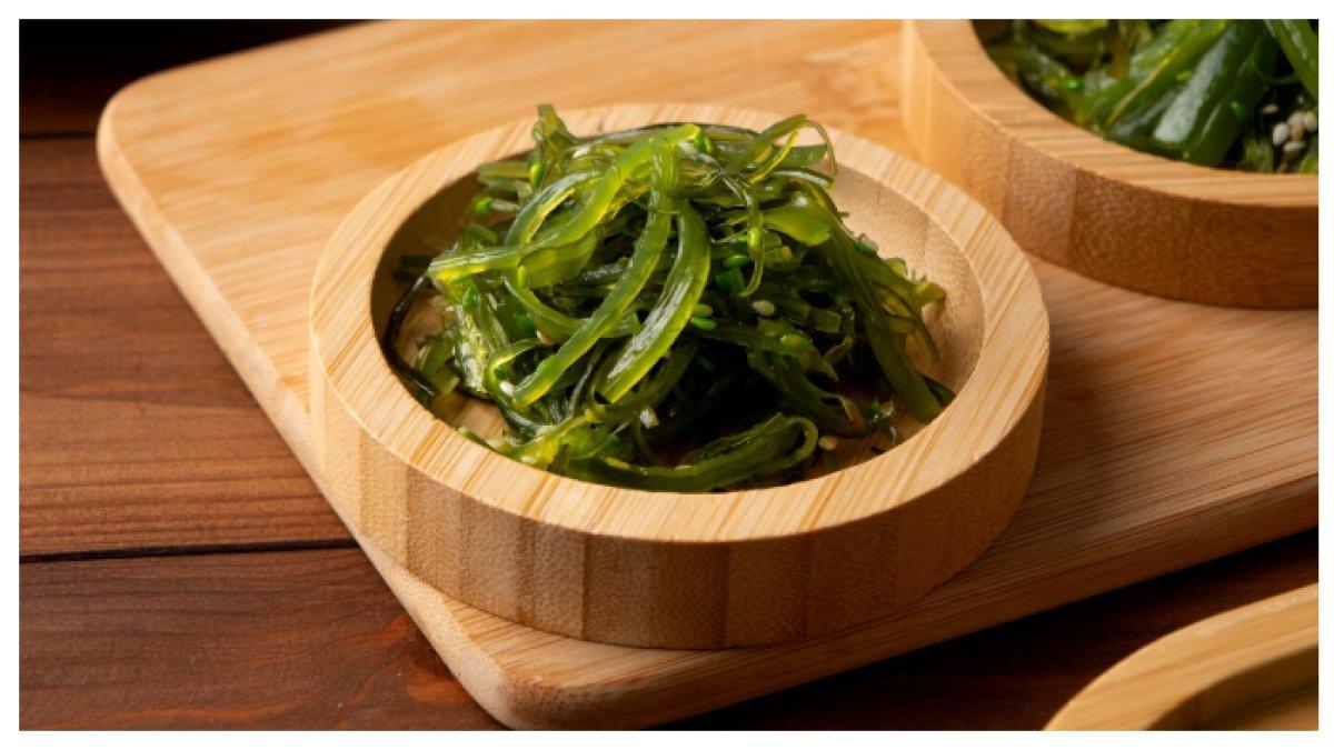 KAYA VITAMIN RUMPUT LAUT - Skovran menyimpulkan bahwa dengan hanya 1/4 cangkir rumput laut, Anda mendapatkan porsi vitamin yang kuat: vitamin K, folat, kalsium, zat besi, seng dan magnesium.