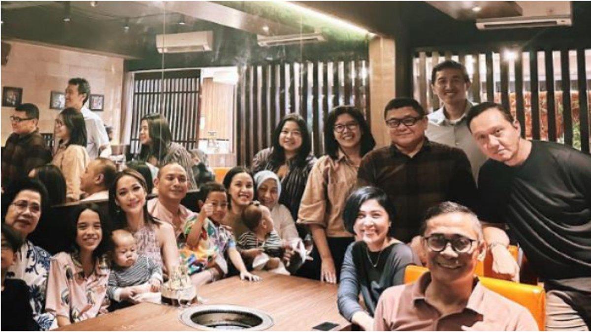Keakraban Tiko Aryawardhana dan keluarga Bunga Citra Lestari