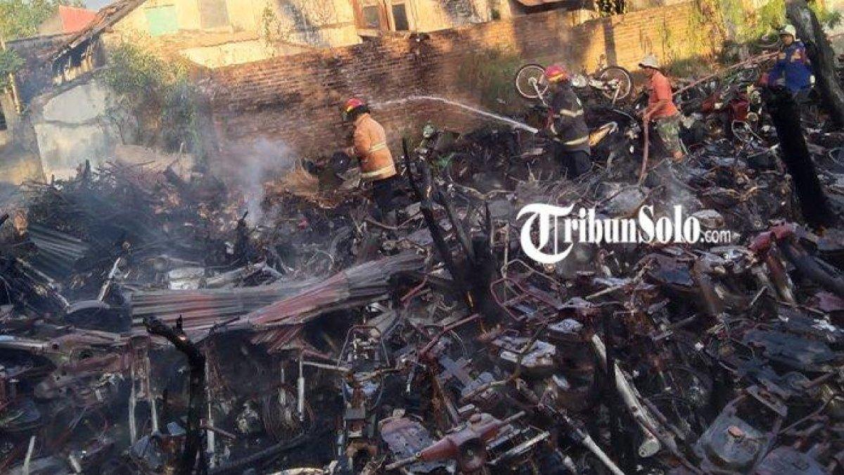 Kebakaran yang terjadi di Pos Lantas Grogol, Sukoharjo, Sabtu (1/7/2023)