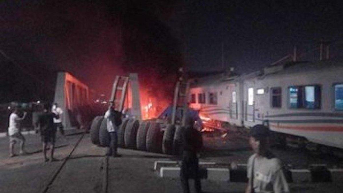 Kecelakaan KA Brantas vs truk di rel kereta api Madukoro, Semarang.