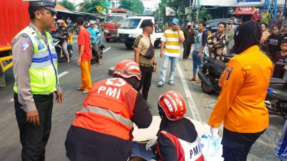 Kecelakaan motor terjadi di Surabaya akhibat menyalip dari sisi kiri.