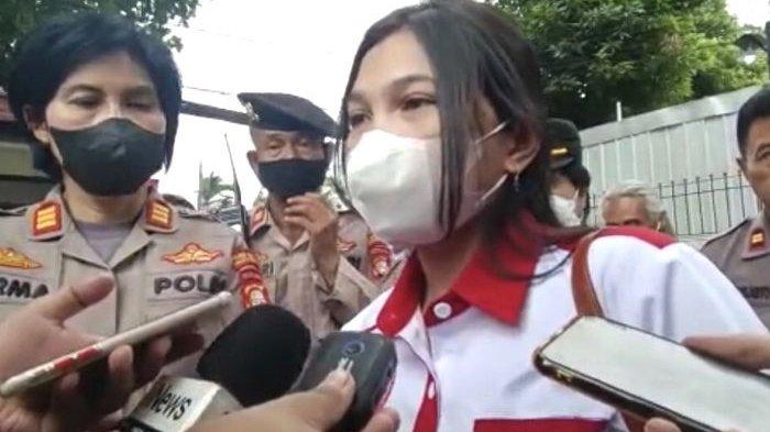 Kekasih Brigadir Yosua, Vera Simanjuntak saat memberikan keterangan sebagai saksi untuk terdakwa Richard Eliezer di PN Jakarta Selatan, Selasa (25/10/2022).