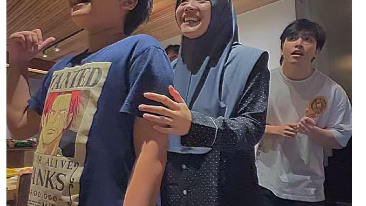 Tak hanya kegiatan outdoor, keluarga Putri Delina juga memiliki kegiatan indoor yang seru saat liburan.