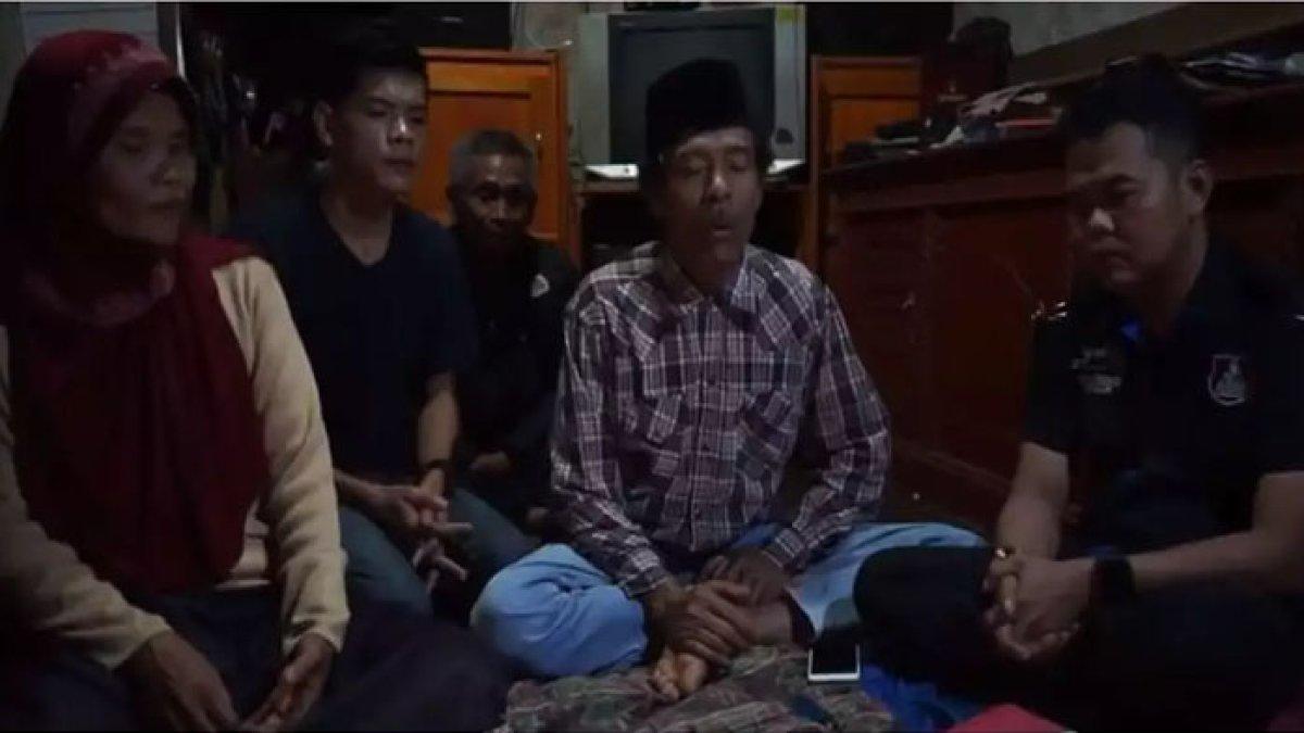 Keluarga Meli berkumpul di rumah.