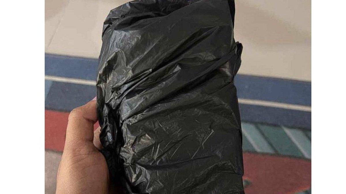 keluarganya dikejutkan dengan adanya bungkusan plastik hitam