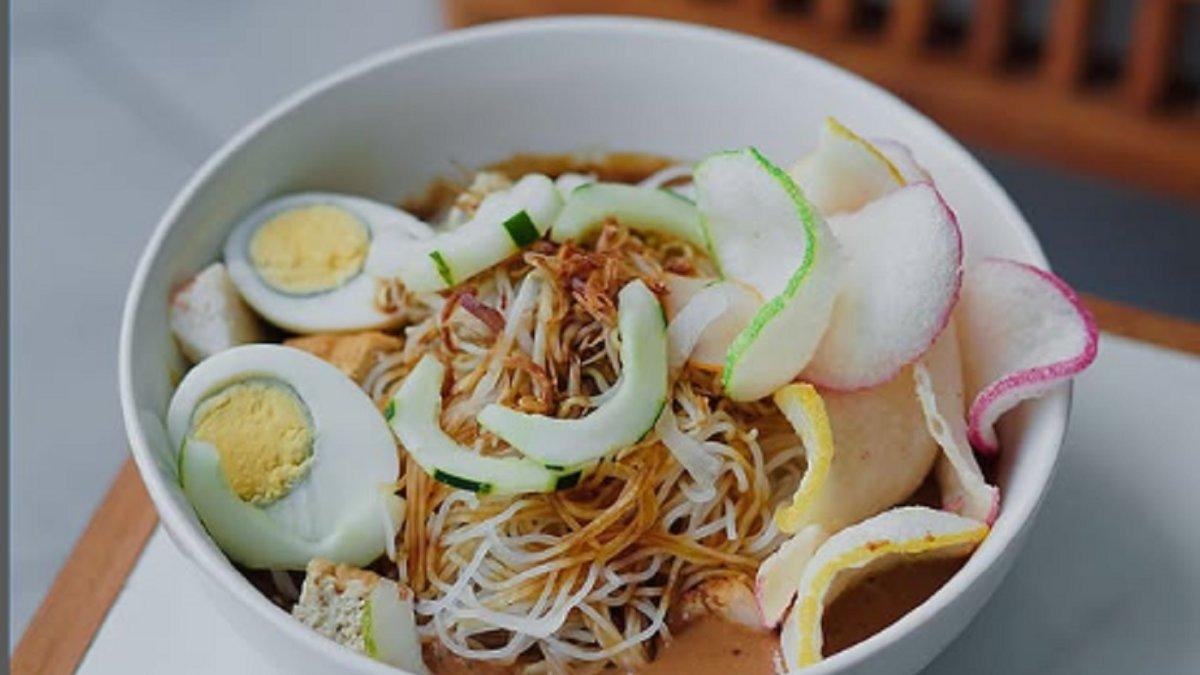 Inilah cara mudah membuat Ketoprak, makanan khas Betawi, Jakarta, kuncinya lontongnya harus padat, tambahkan kecap dan sambal rawit sesuai selera