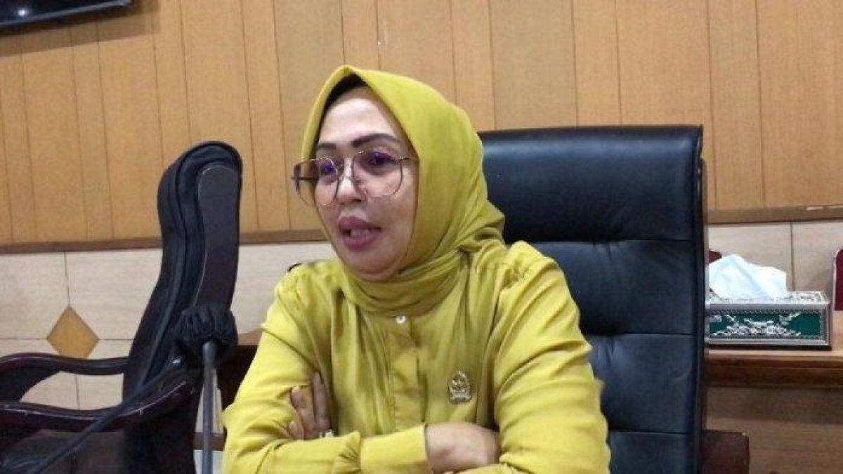 Ketua DPRD Kota Ambon, Elly Toisuta menjadi sorotan setelah anaknya Abdi Toisuta menganiaya murid SMA hingga tewas.