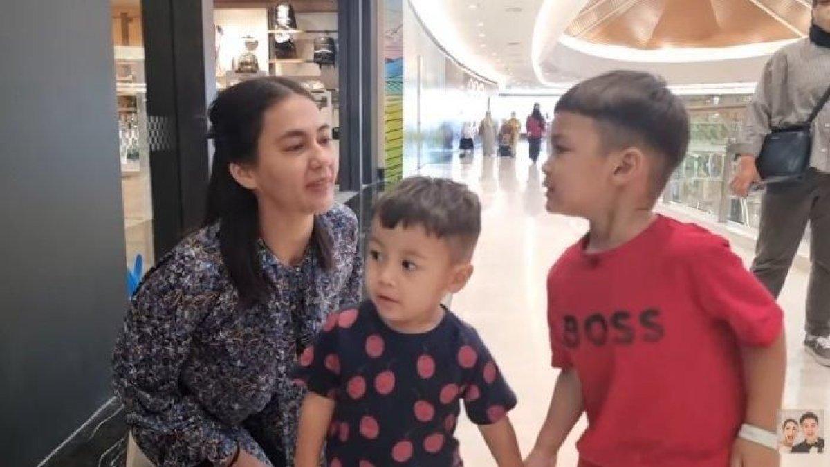 Kebersamaan Paula Verhoeven dan anak-anaknya.