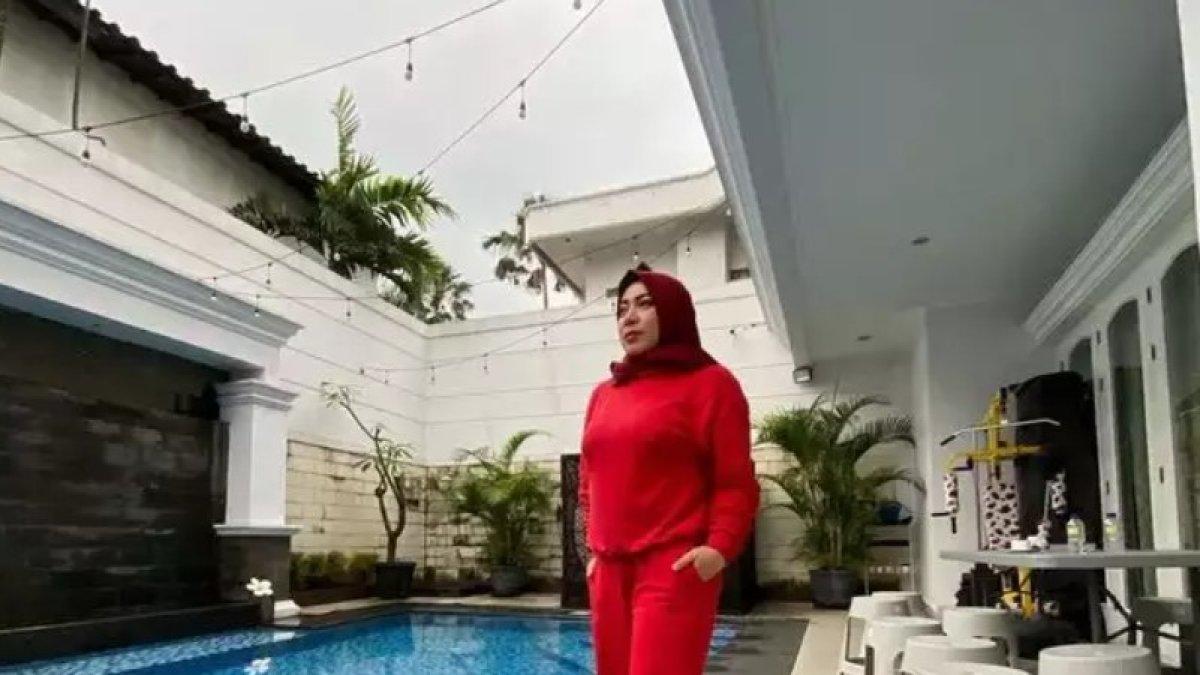 Kolam renang di dalam rumah mewah Melly Goeslaw (Instagram/melly_goeslaw)