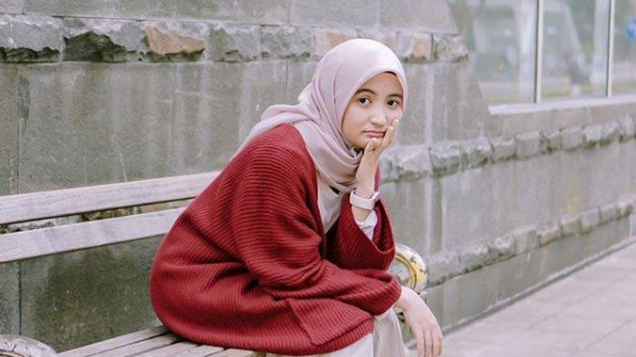 Komika Arafah Rianti ceritakan kronologi tetangganya itu diduga melabrak lantaran mengganggu lahan rumahnya untuk parkir mobilnya.