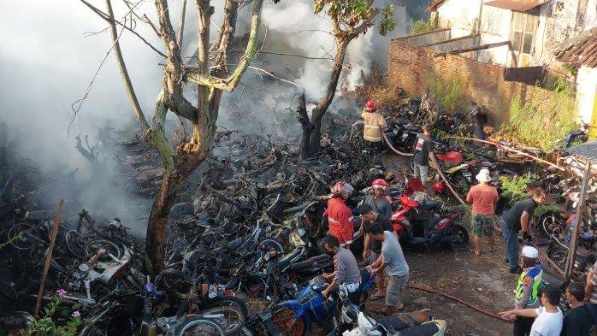 Kondisi kebakaran yang berada di Kantor Lantas Grogol Sukoharjo, Jumat (1/7/2023). Tampak api sudah padam dan betugas sedang mendinginkan lokasi kebakaran.