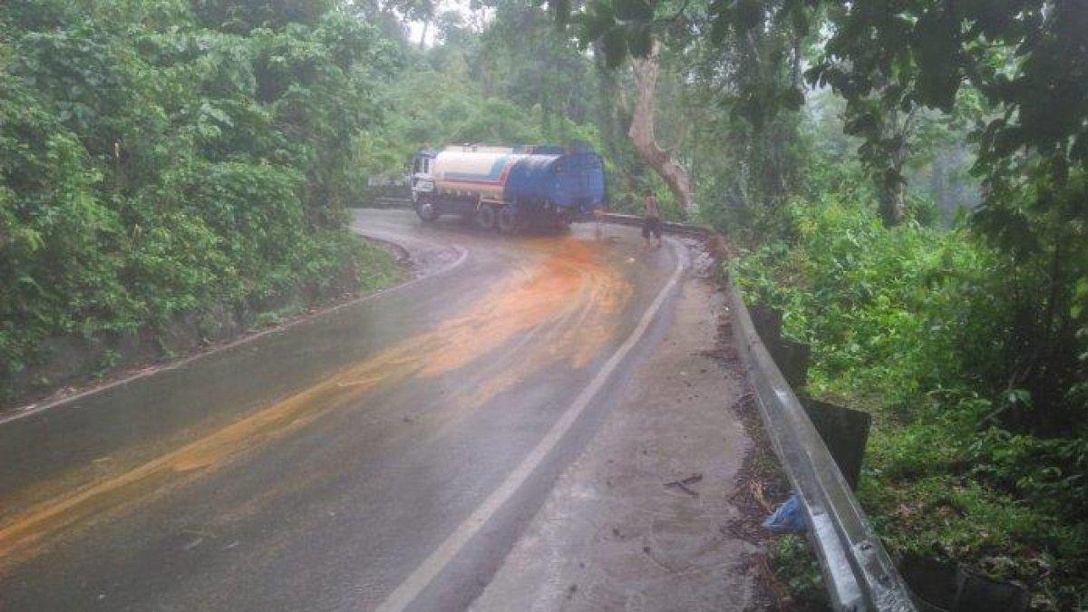 Kondisi mobil pengangkut minyak CPO yang tumpah di kawasan Gunung Kulu, Aceh Besar.