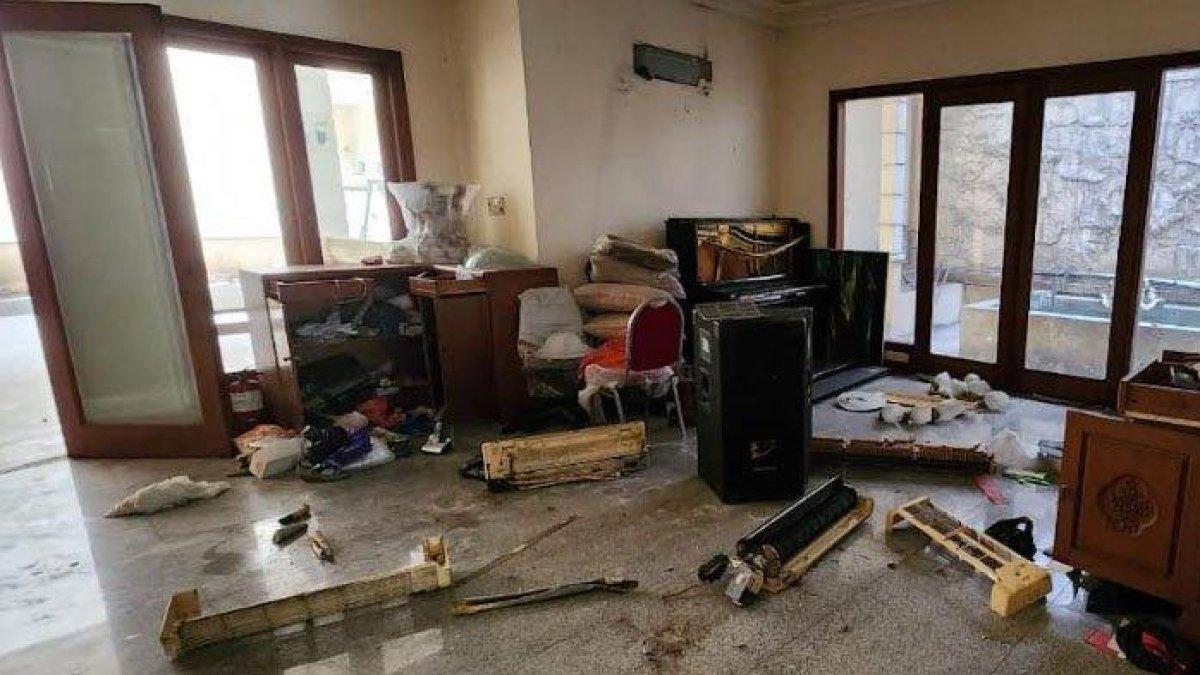 Kondisi rumah 3 lantai seluas 600 meter di Jalan Jaksa Agung Suprapto No.14, Surabaya, porak-poranda. Disinyalir rumah itu baru saja disatroni rampok.