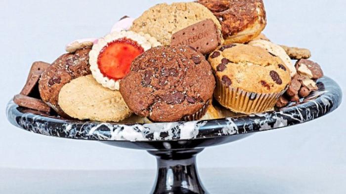 Jika kamu senang baking atau membuat camilan, hal itu dapat menjadi salah satu cara menghasilkan uang untuk ibu rumah tangga.