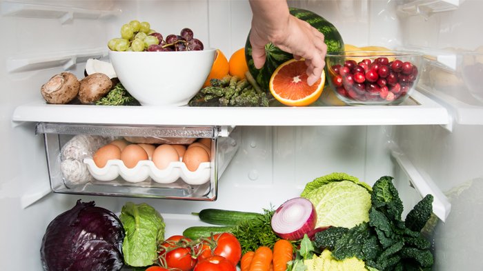 Sebelum membersihkan dalamnya, sebaiknya keluarkan semua isi kulkas seperti makanan, minuman, sayuran, daging dll.