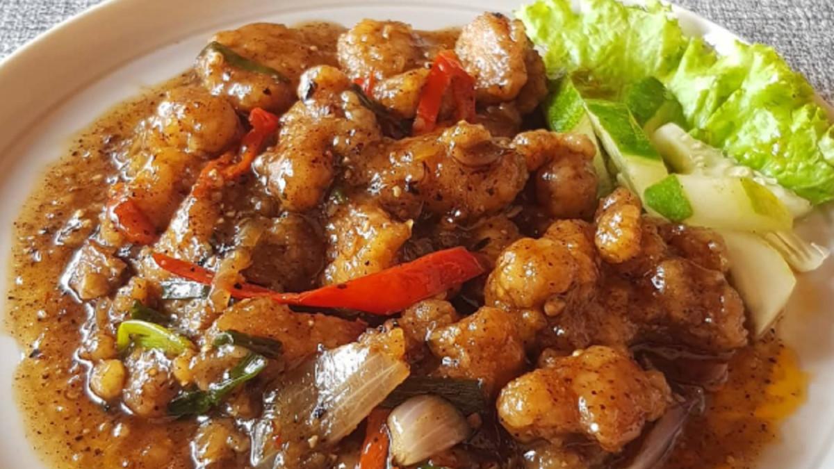 Inilah cara Mudah membuat Ayam Lada Hitam, makanan khas Asia, kuncinya manis, asin, pedas harus seimbang, sajikan hangat diatas nasi putih 