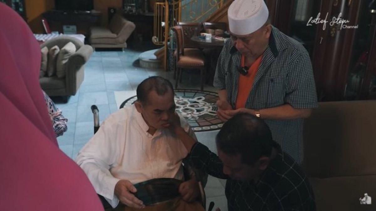 Popon mengatakan biaya perawatan untuk ayahnya cukup besar.