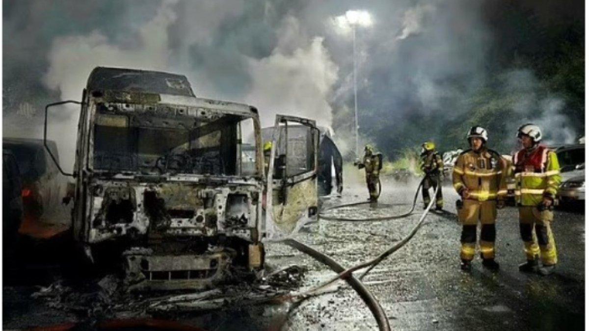 Lebih dari 50 mobil dan dua sepeda motor terbakar dalam kebakaran ini.