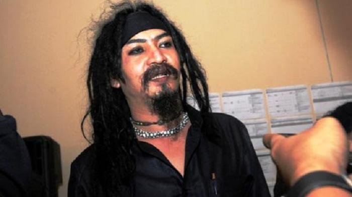 Jika di rumah, kata Kesya, Limbad adalah sosok yang humoris dan kerap bernyanyi.