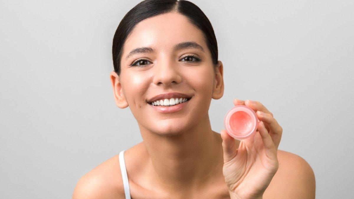 menggunakan produk lip balm secara rutin juga dapat membantu mengatasi permasalahan bibir pecah-pecah