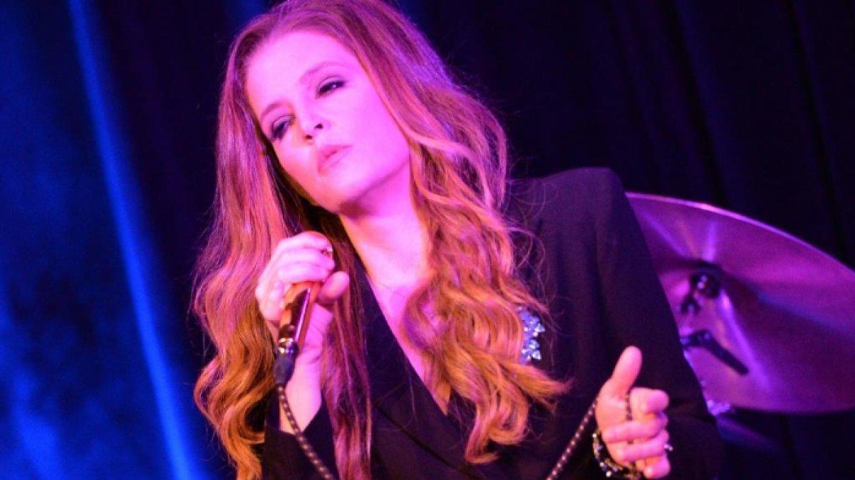 Lisa Marie Presley tampil pada September 2013 di Nashville, Tennessee