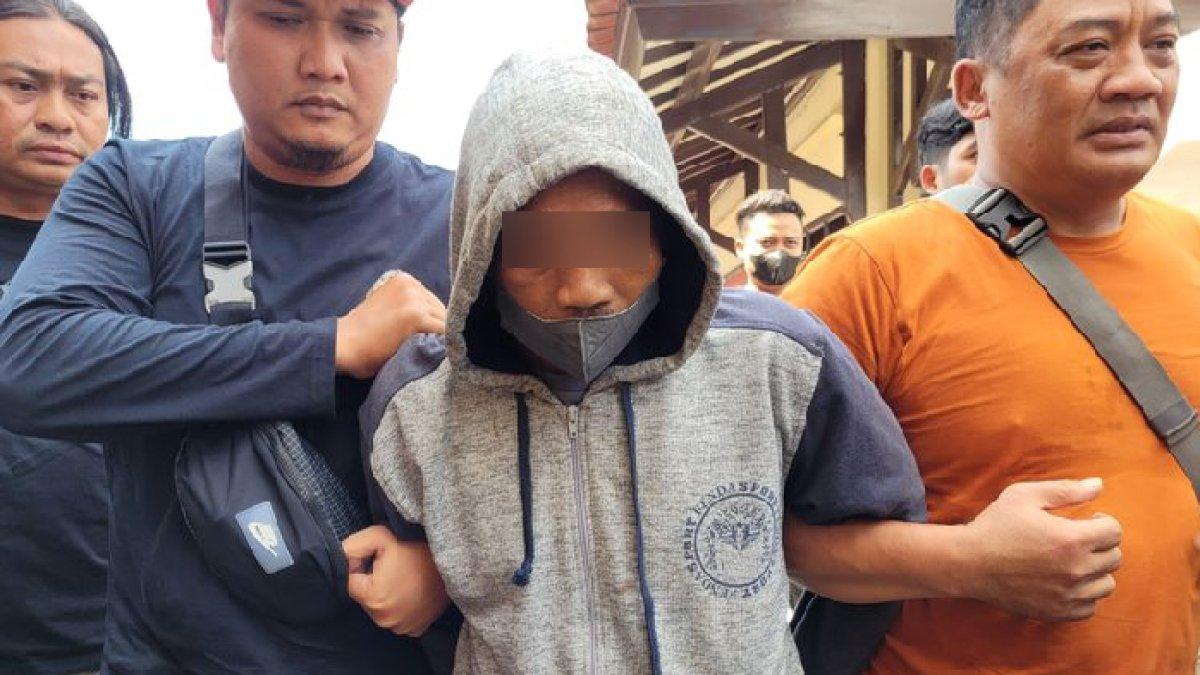 Tersangka R (pakai penutup kepala) ayah yang bunuh 7 bayi hasil inses dengan anaknya digelandang ke Satreskrim Polresta Banyumas, Jawa Tengah, Senin (26/6/2023)
