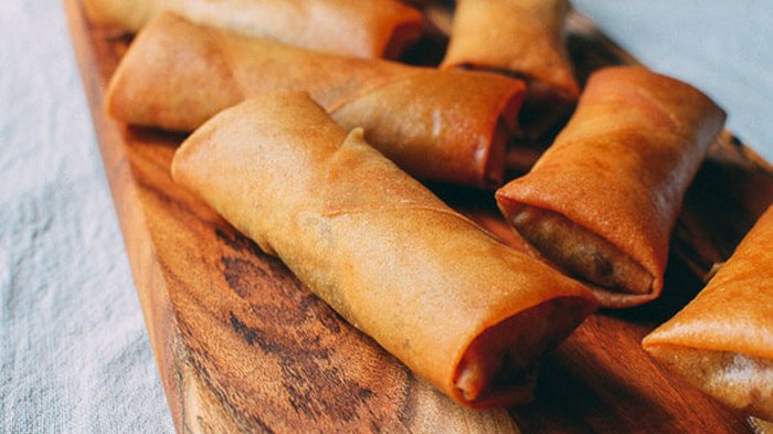 Aki Khoerudin yang setia menjual lumpia basah