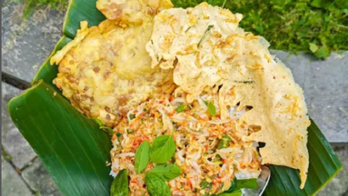 Inilah cara mudah membuat Pecel khas Madiun, Jawa Timur, kuncinya ulek bumbu hingga teksturnya halus, sambalnya bikin lahap sampai suapan terakhir