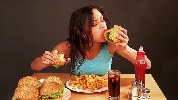 Jenis makanan seperti kue, junk food, sereal, buah kalengan, roti sebaiknya dihindari saat sahur.