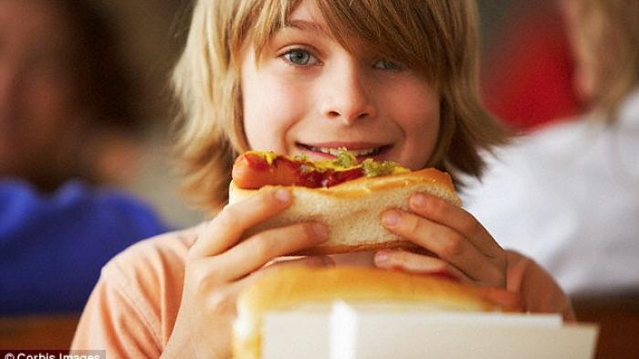 Jika kamu benar-benar menginginkan tubuh yang langsing, maka jauhi kebiasaan makan di malam hari.